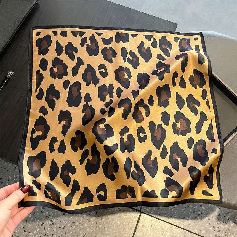 Lenço Quadrado 100% Seda com E - Scarf Silk Square avaliação e preço
